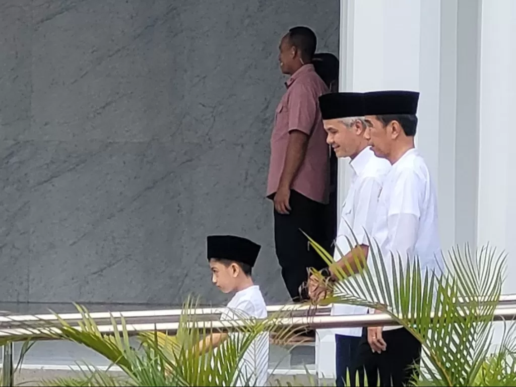 Presiden Jokowi dan Ganjar Pranowo Salat bareng di Masjid Syeikh Zayed. (Dok. Ganjar Pranowo)