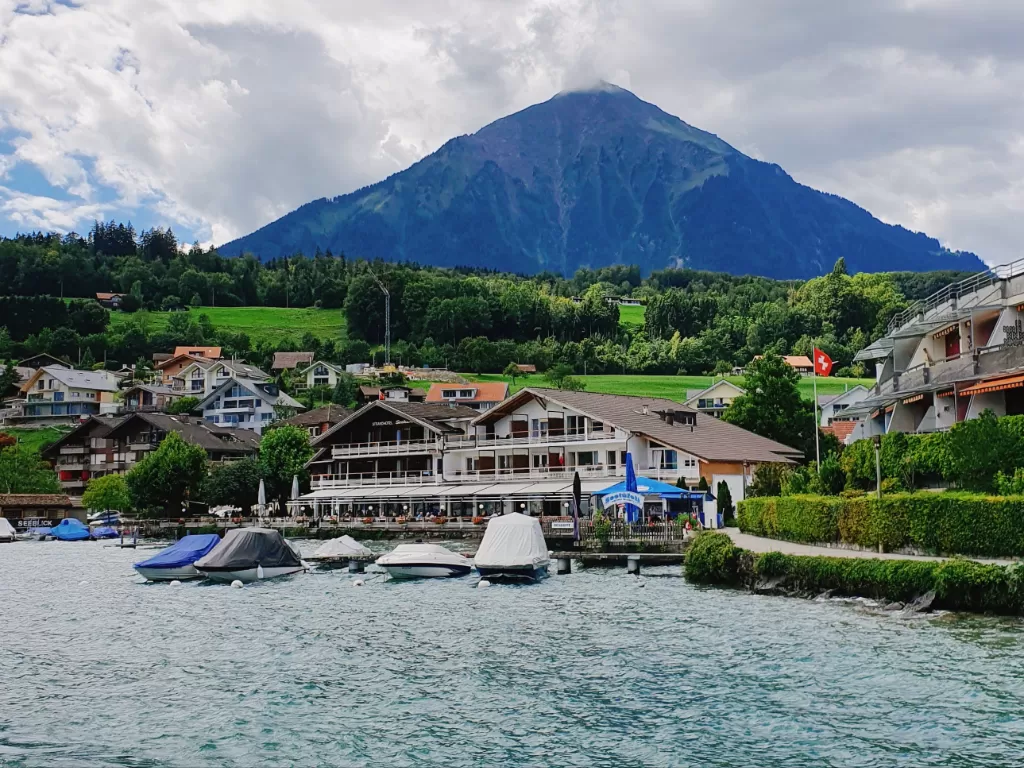 Kota Interlaken destinasi wisata dengan keindahan alam terbuka di Swiss. (Z Creators/Alan Munandar)