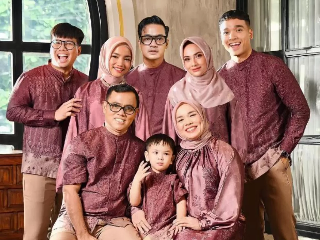 Foto keluarga Fuji saat Ramadan. (Instagram/@fuji_an)