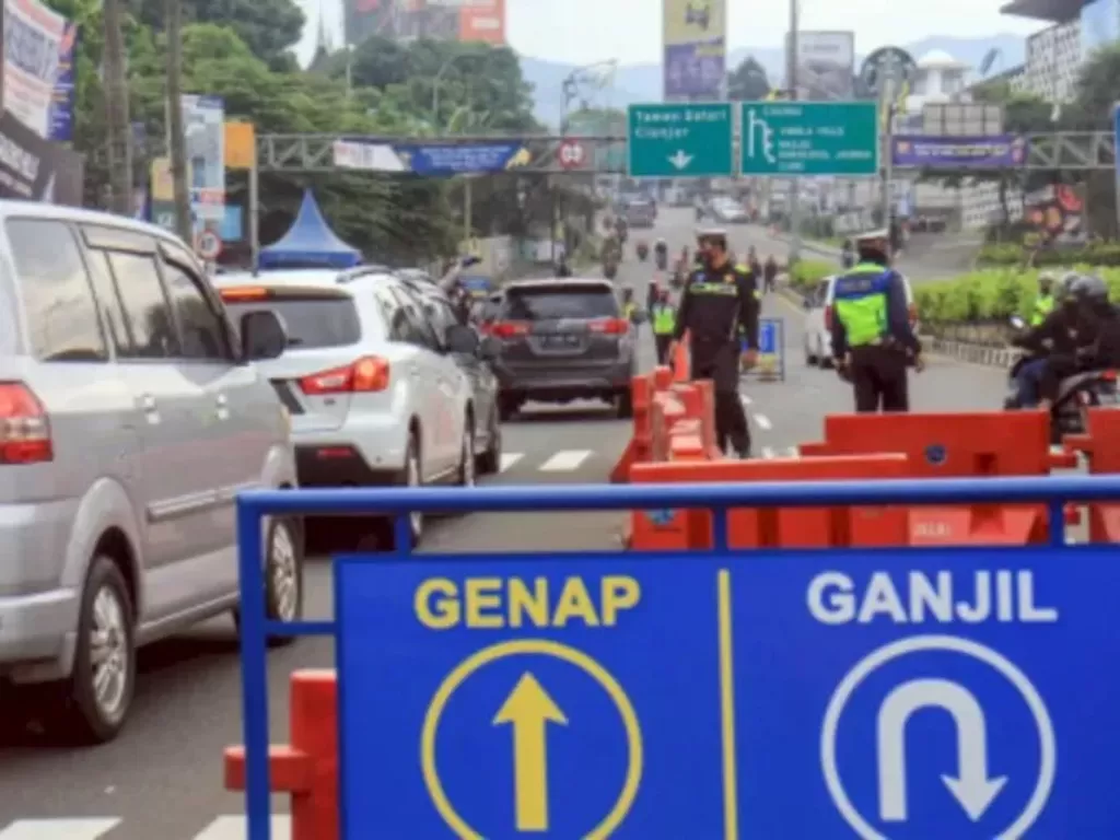 Penyekatan kendaraan nomor polisi ganjil genap di jalur wisata Puncak, Gadog, Kabupaten Bogor, Jawa Barat. (ANTARA FOTO/Yulius Satria Wijaya)