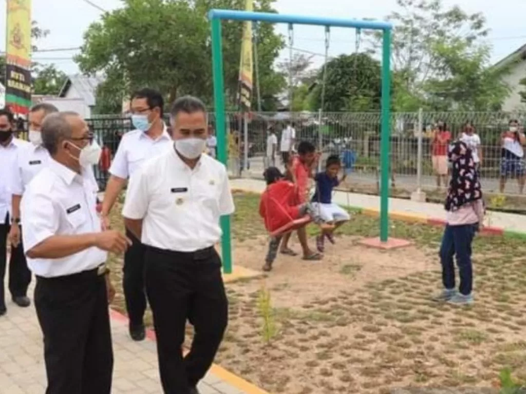 Wali Kota Tarakan Khairul saat meresmikan Taman Bermain Ramah Anak (TBRA). (Antara)