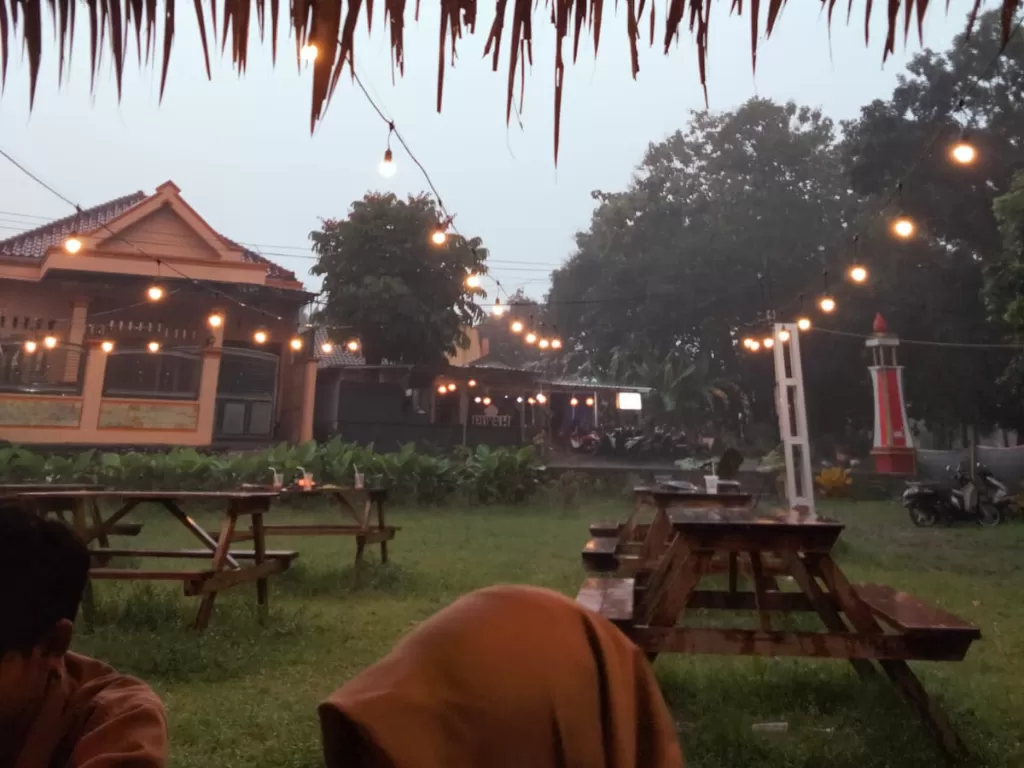 Suasana makan di Warung Piwah, Sleman, Yogyakarta. (Z Creators/Adila Fikri)