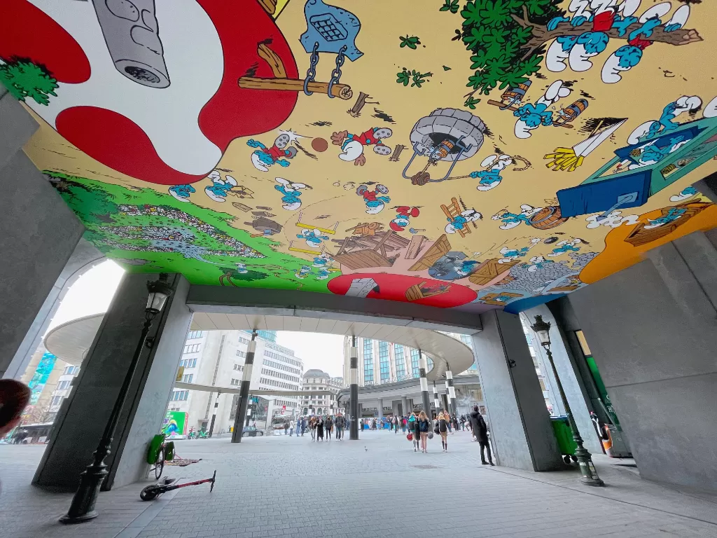 Keindahan Mural Smurf di Brussels. (Z Creators/Alan Munandar)