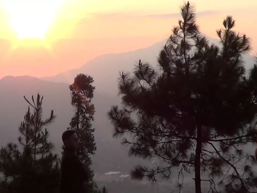 Menikmati Sunrise dari Gunung Putri Lembang. (Z Creators/Jimmy Martino)