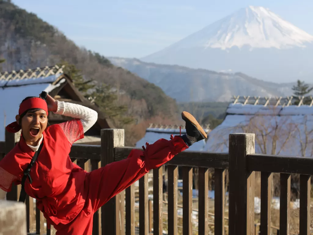 Cosplay ninja dengan beckground Gunung Fuji. (Z Creators/Elisa Oktaviana)
