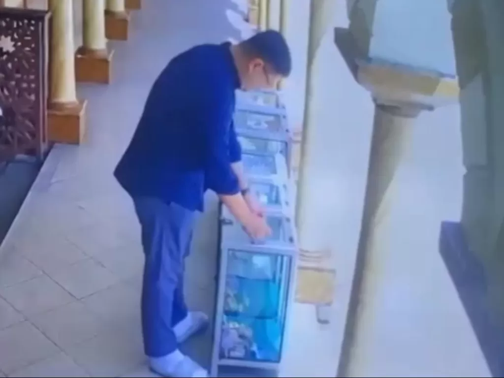 Pria yang ganti barcode QRIS kotak amal masjid di Jakarta Selatan. (Instagram/redasamudera.id)