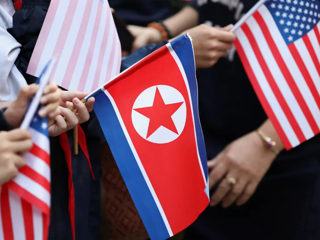 Bendera Korea Utara dengan Amerika Serikat. (REUTERS/Ann Wang)