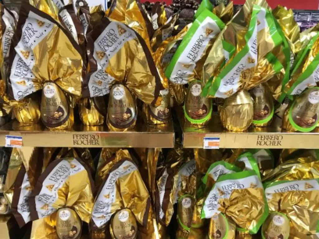 Beragam cokelat Paskah yang berjejer di supermarket Prancis. (Z Creators/Nida Asma Amaniy)