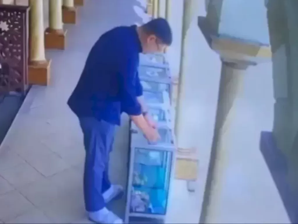 Pria yang ganti barcode QRIS kotak amal masjid di Jakarta Selatan. (Instagram/redasamudera.id)