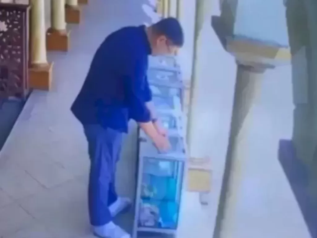Pria yang ganti barcode QRIS kotak amal masjid di Jakarta Selatan. (Instagram/@redasamudera.id)