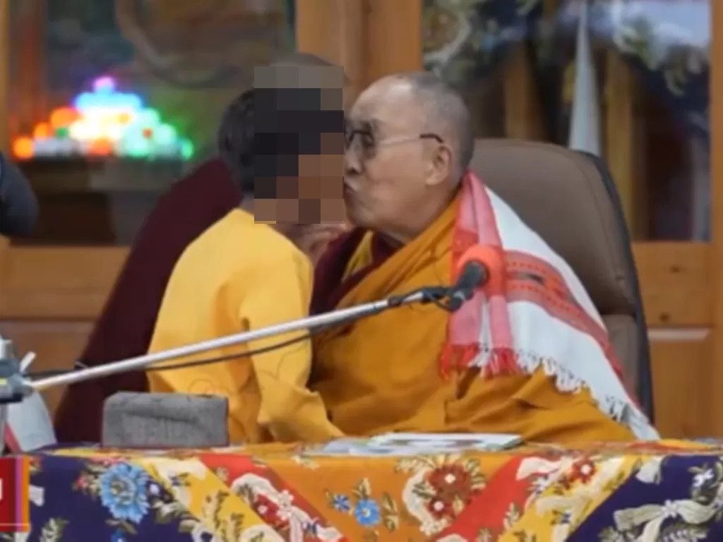 Tangkapan layar video Dalai Lama minta bocah India isap lidahnya. (Twitter/isaifpatel)