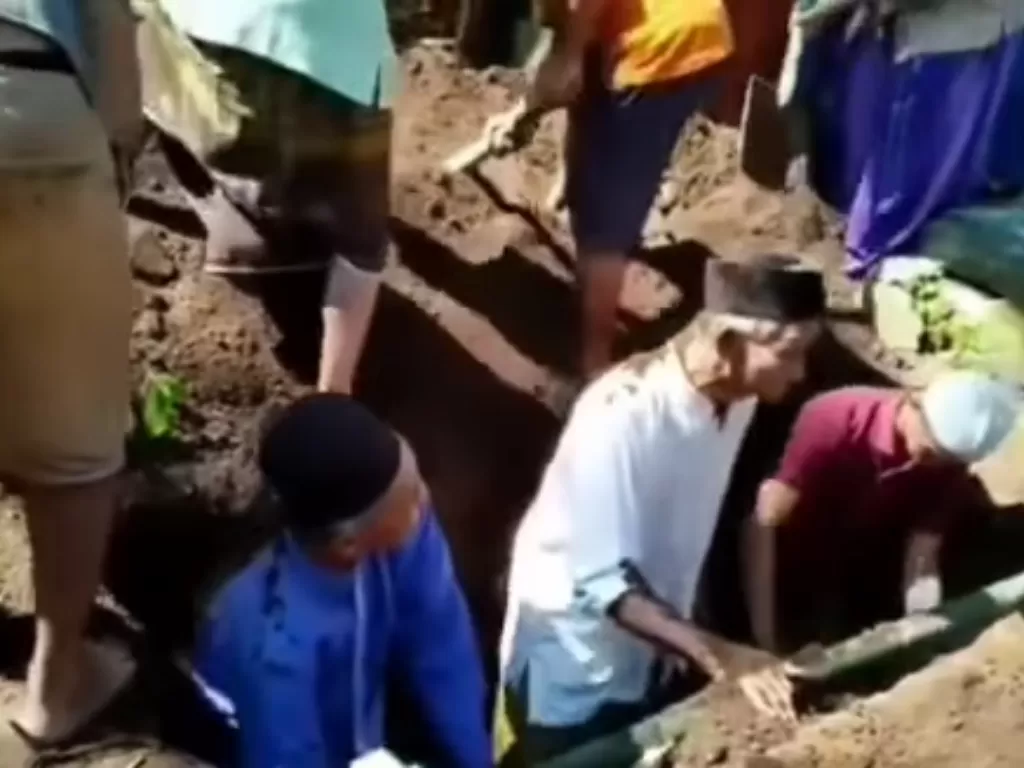 Seorang kakek dilempar tanah kuburan. (Instagram/@kamerapengawas.id)