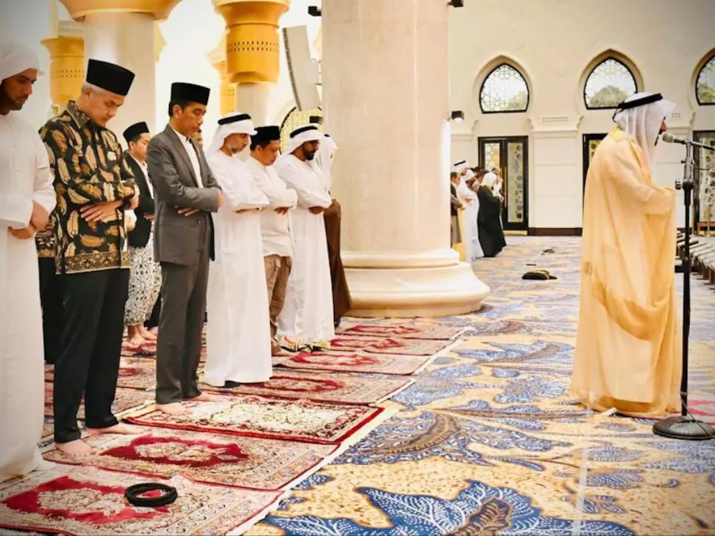 Presiden Jokowi dan Gubernur Jateng Ganjar Pranowo solat tarawih bersama. (Dok Istimewa)