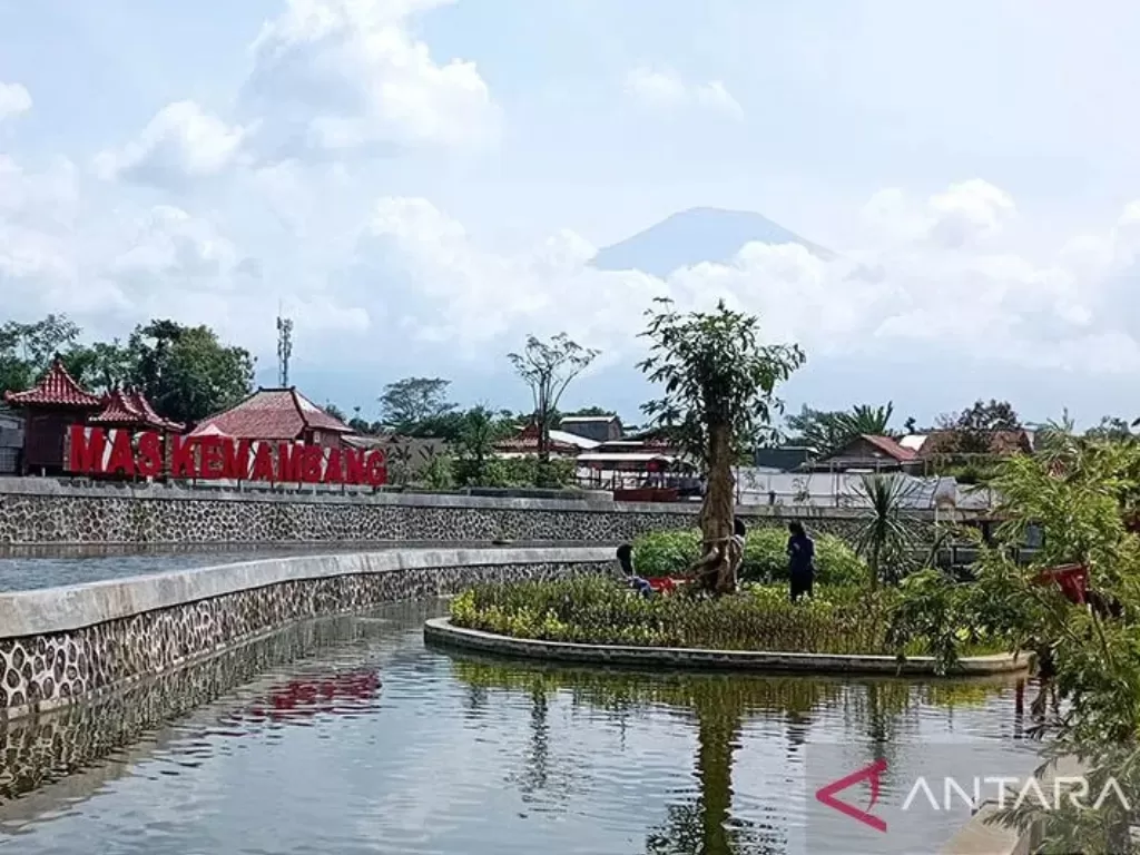 Wisatawan menikmati keindahan Taman Mas Kemambang, Purwokerto, Kabupaten Banyumas. (ANTARA/Sumarwoto)