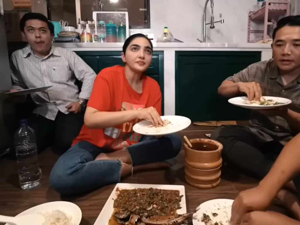 Ashanty Disebut Jorok Saat Makan Bareng Karyawan (Youtube/The Hermansyah A6)