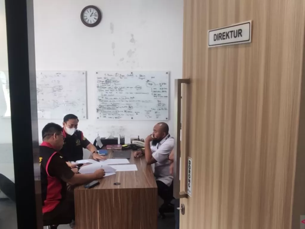 Tim Jaksa Penyidik Kejaksaan Tinggi Sumatera Selatan menggeledah kantor anak perusahaan PT. Semen Baturaja, yakni PT Baturaja Multi Utama terkait dugaan tindak pidana korupsi distribusi semen tahun anggaran  2017- 2021, Rabu (12/4/2023) (ANTARA/M Riezko B