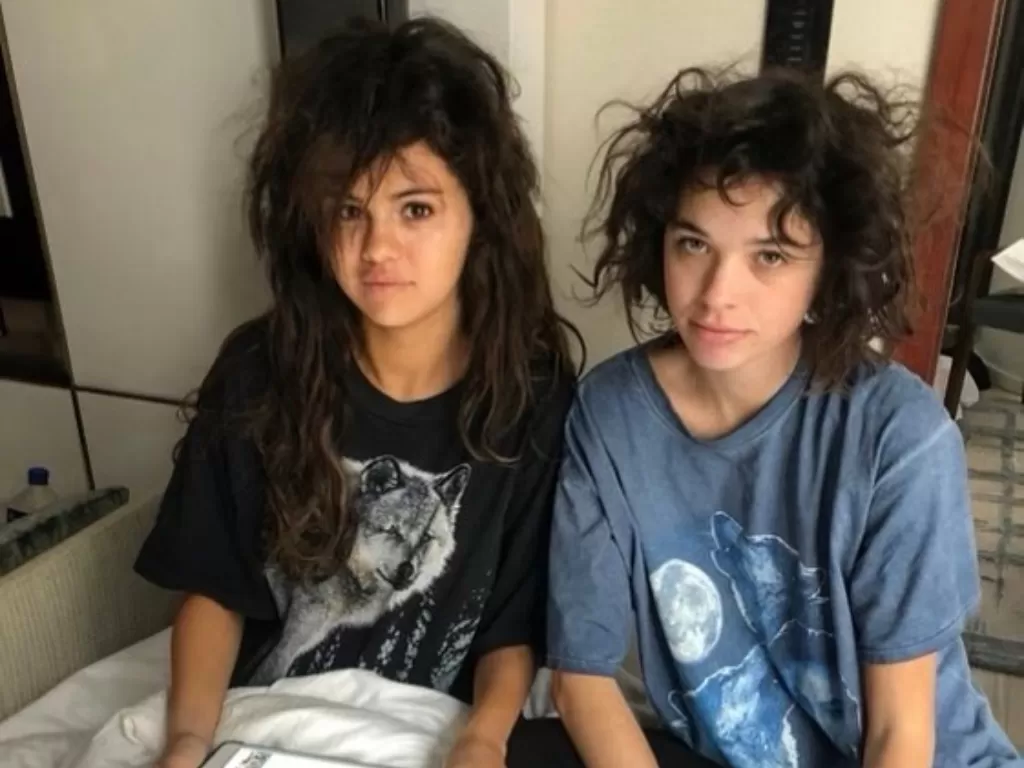 Potret Selena Gomez (kiri) bangun tidur. (Instagram/@selenagomez)
