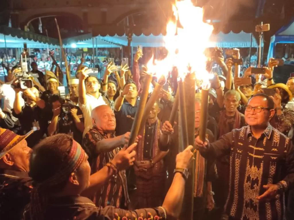 Pembukaan Festival Bale Nagi di Larantuka ditandai dengan penyalaan api, Flores Timur, NTT, Selasa (11/4/2023) malam. (ANTARA/Fransiska Mariana Nuka)