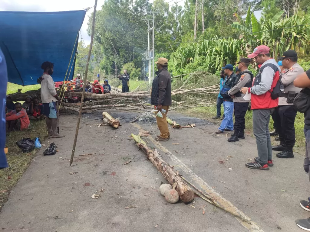 Tak terima Stefanus Wilil tewas, keluarganya mengamuk hingga melakukan aksi pemalangan jalan. (Dok Polda Papua)