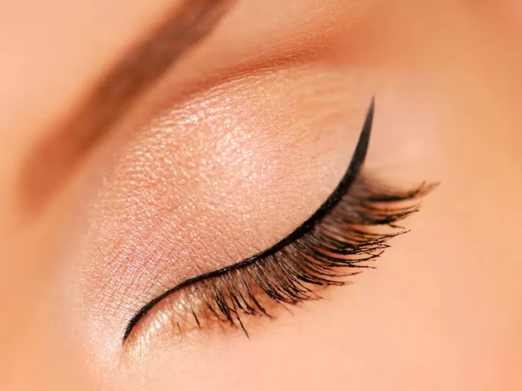 Ilustrasi kelopak mata dipoles eyeliner. (FREEPIK)