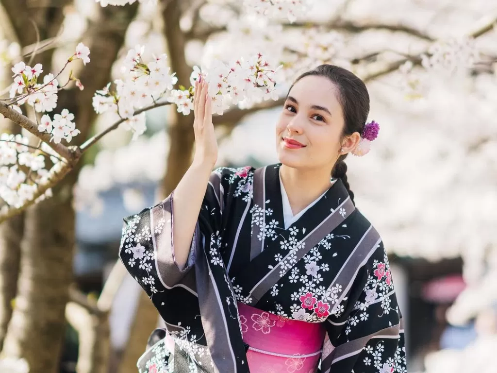 Potret Chelsea Islan Pakai Kimono  (Instagram/@chelseaislan)