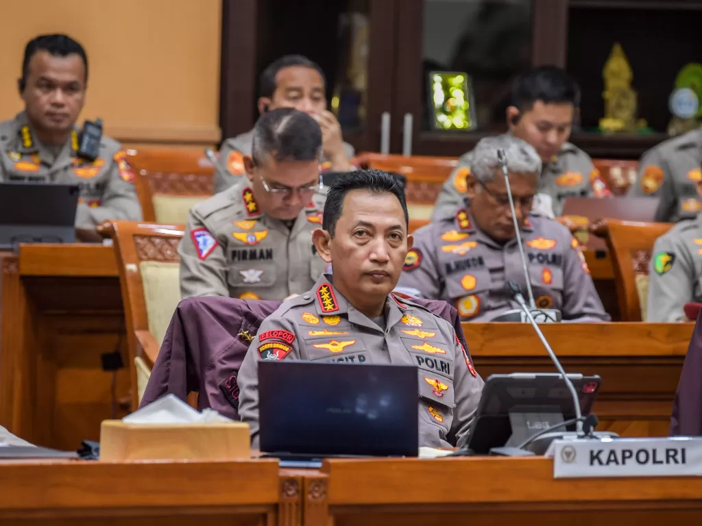 Kapolri Jenderal Pol Listyo Sigit Prabowo mengikuti rapat kerja dengan Komisi III DPR. (ANTARA FOTO/Galih Pradipta)