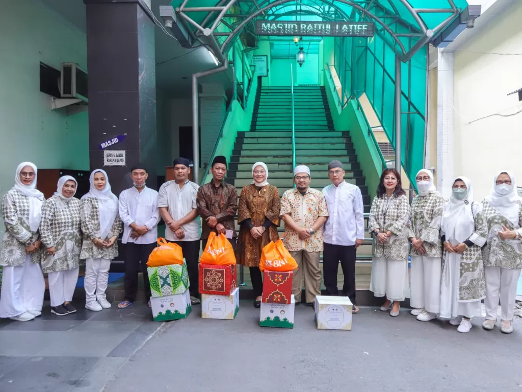Menaker Ida Fauziyah serahkan paket bantuan Ramadhan kepada pegawai Kemnaker. (Dok. Kemnaker)
