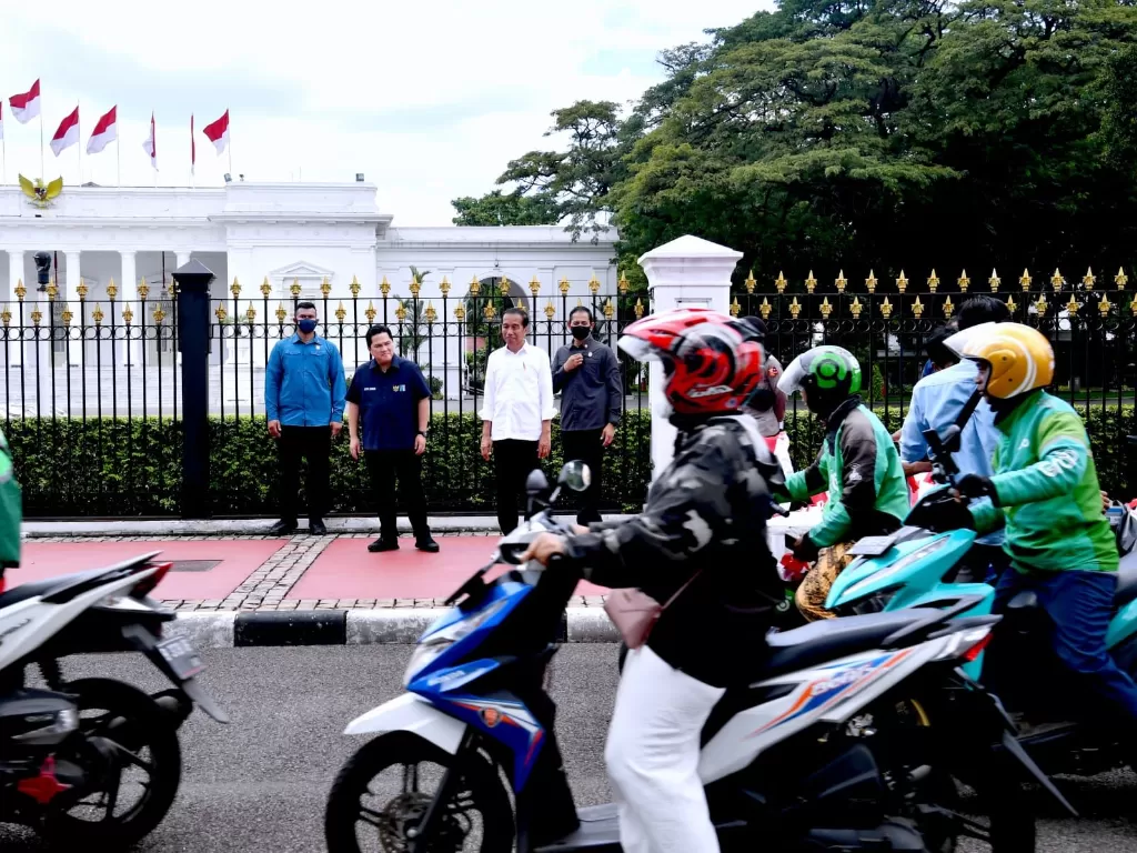 Presiden Jokowi didampingi Erick Thohir membagikan sembako kepada para ojol (Sekretariat Presiden)
