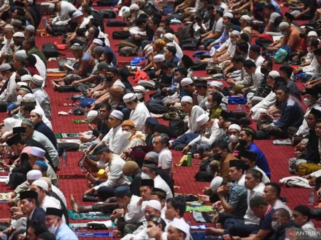 Ilustrasi - Umat Islam mendengarkan tausiah dari Imam Besar Masjid Istiqlal Nasaruddin Umar saat melaksanakan iktikaf di Masjid Istiqlal Jakarta, Senin (25/4/2022). (ANTARA FOTO/Wahyu Putro A)