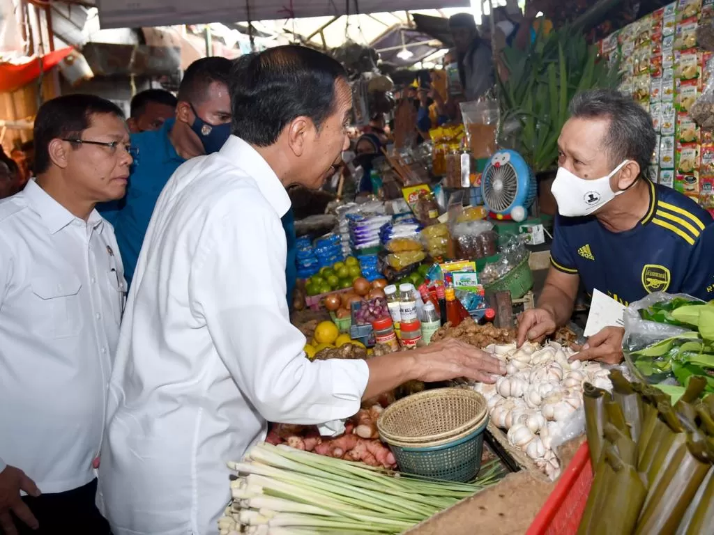 Presiden Jokowi ditemani Mardiono mengecek ketersediaan pangan di 2 pasar. (Dok Mardiono)