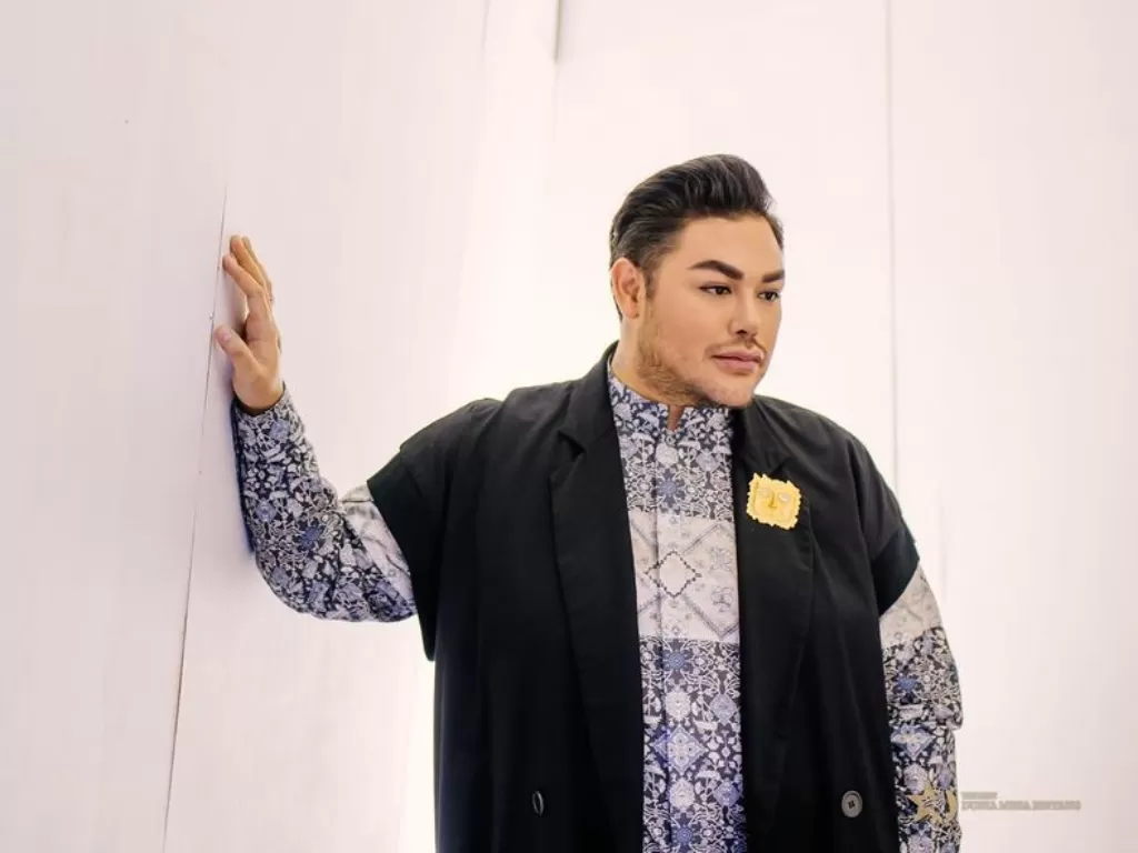 Presenter sekaligus desainer Ivan Gunawan diteleponin terus oleh petugas bank swasta. (Instagram/ivan_gunawan)