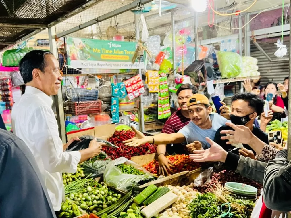  Presiden Jokowi mengunjungi Pasar Tugu Palsigunung, Kecamatan Cimanggis, Kota Depok, Jawa Barat, Kamis (13/04/2023). (Foto: BPMI Setpres/Laily Rachev)