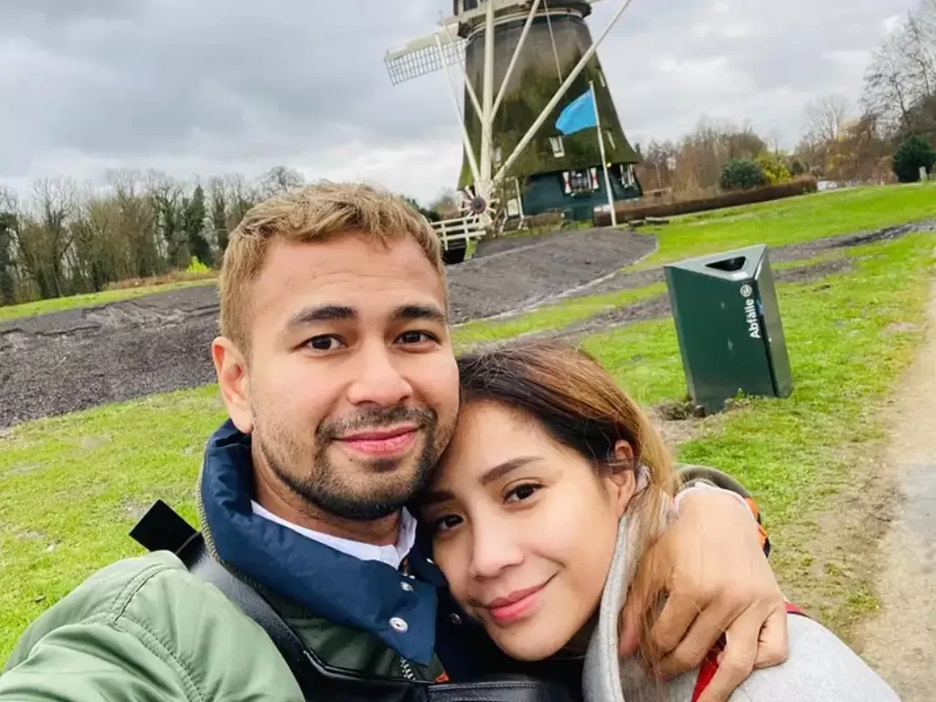Raffi Ahmad dan Nagita Slavina saat liburan di Belanda. (Instagram/raffinagita1717)