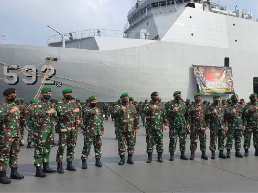 TNI AL memfasilitasi pemudik dengan KRI Banjarmasin 592 di masa Lebaran 2023. (Puspen TNI)