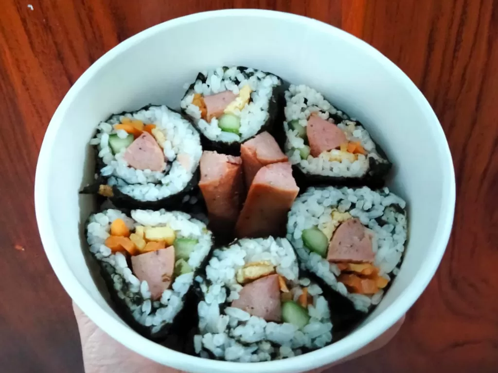 Sushi homemade dengan kearifan lokal. (Z Creators/Adila Fikri)