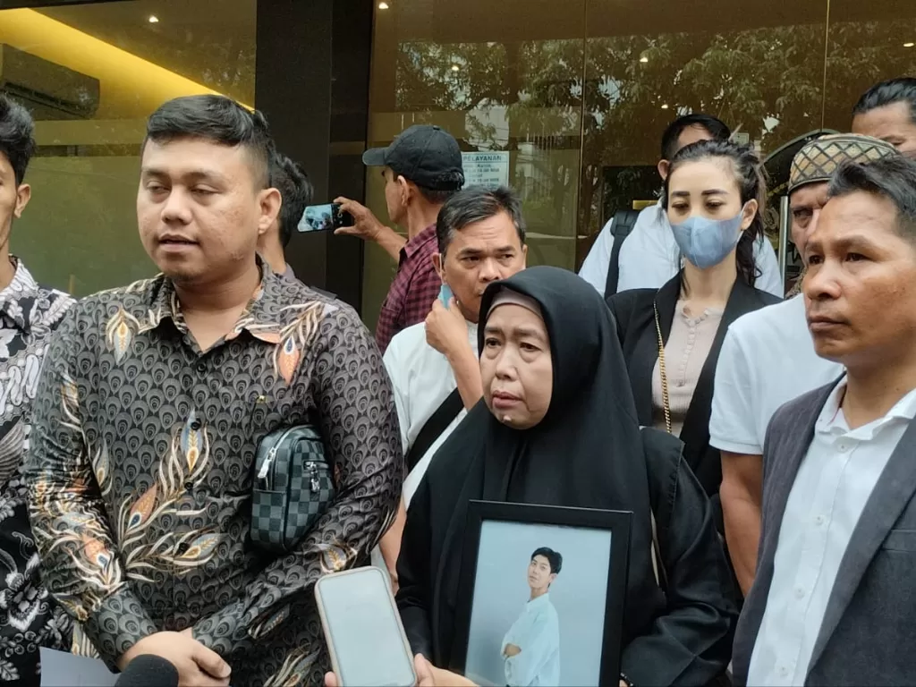 PBH Jakarta laporkan Kapolres Metro Jaksel ke Propam Polri di Mabes Polri, Jakarta (INDOZONE/Samsudhuha Wildansyah)
