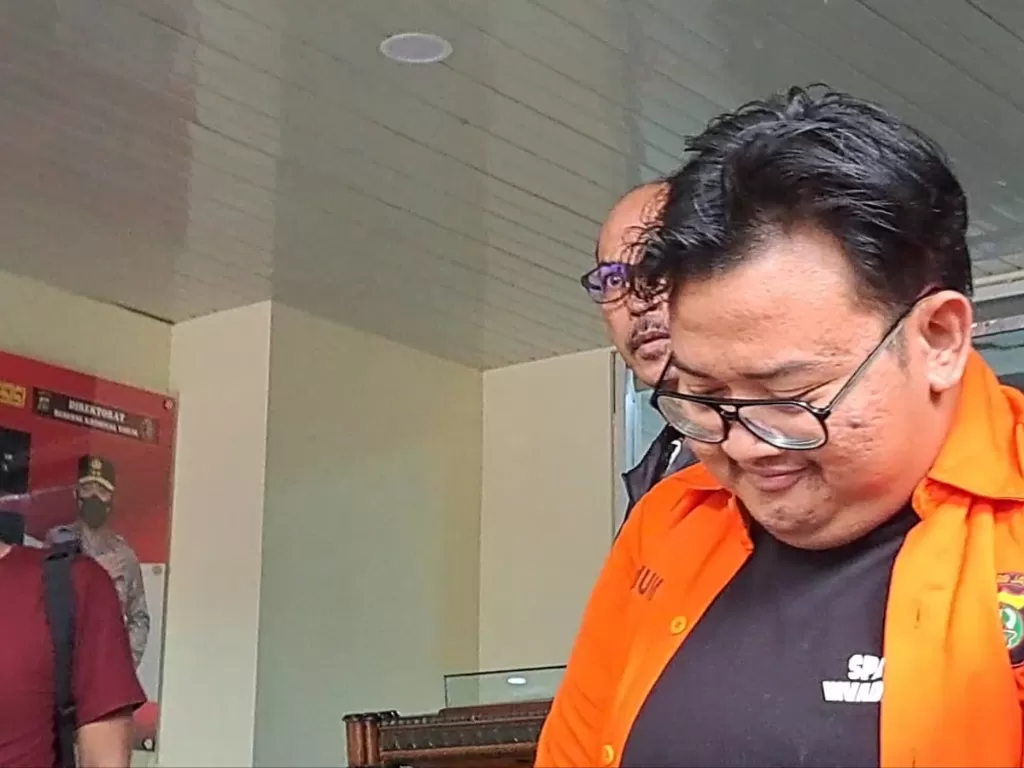 Yudo Andreawan pakai baju tahanan di Polda Metro Jaya (INDOZONE/Samsudhuha Wildansyah)