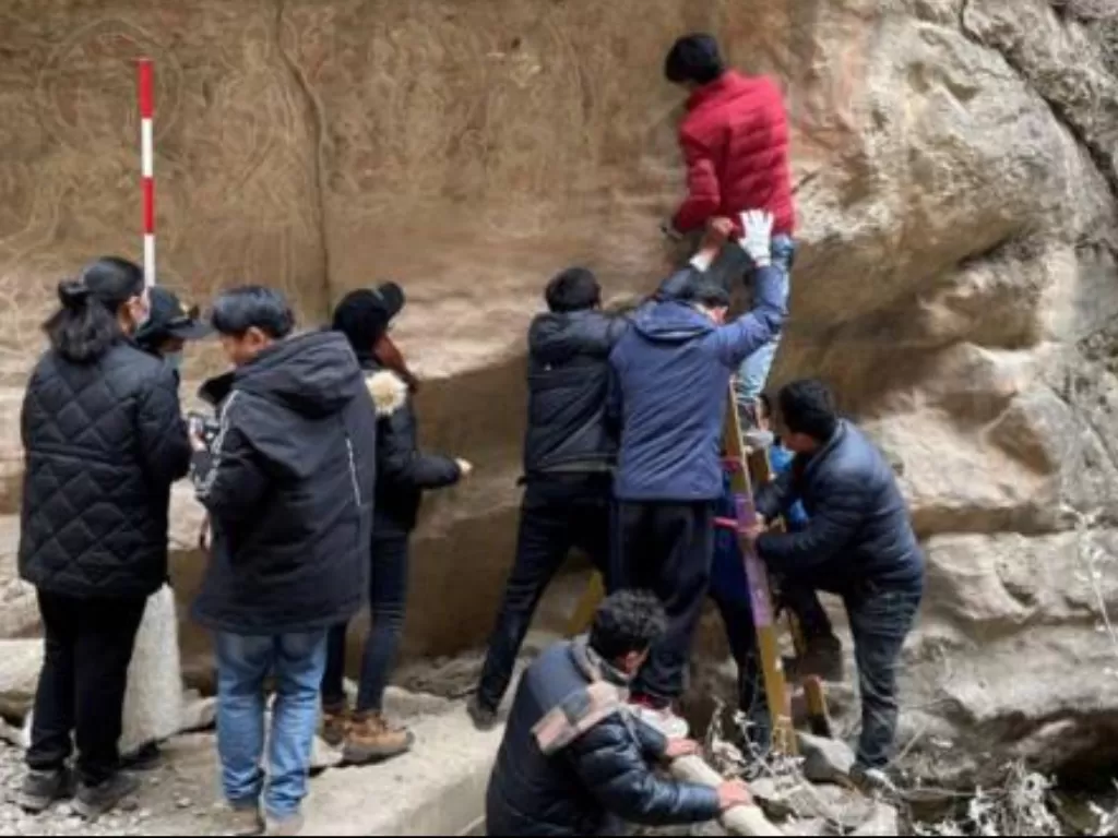 Tim arkeolog di Daerah Otonom Tibet, China barat daya, menemukan 10 patung Buddha yang berasal dari periode akhir abad ke-8 hingga awal abad ke-9. (Xinhua)