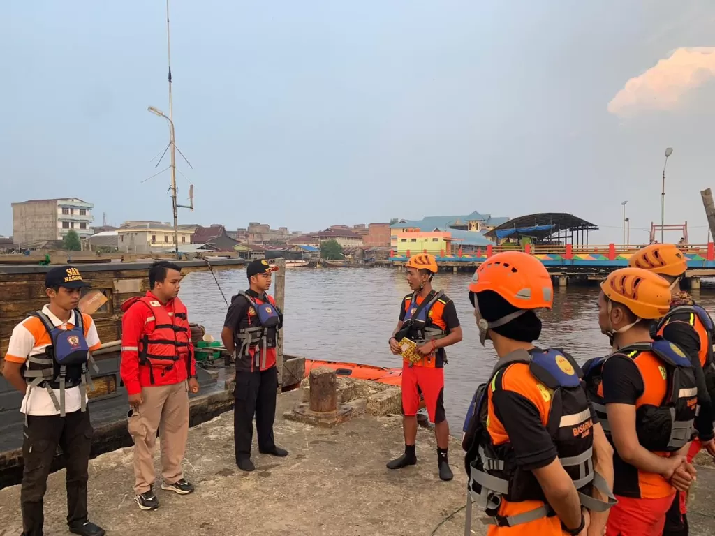Tim Basarnas cari korban kecelakaan kapal di Sungai Pengabuan, Kecamatan Bram Itam, Jambi. (Dok. Istimewa)