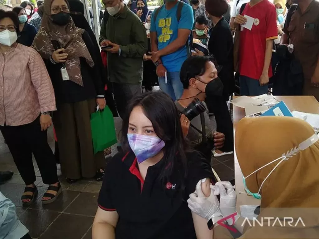 Ilustrasi - Warga mengikuti vaksinasi dosis keempat di Balai Kota Jakarta. (ANTARA/Dewa Ketut Sudiarta Wiguna)