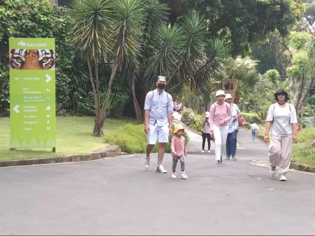  Sejumlah pengunjung menikmati suasana kawasan Kampung Sumatera di Bali Zoo, Kabupaten Gianyar, Bali, Sabtu (15/4/2023). (ANTARA/Dewa Ketut Sudiarta Wiguna)