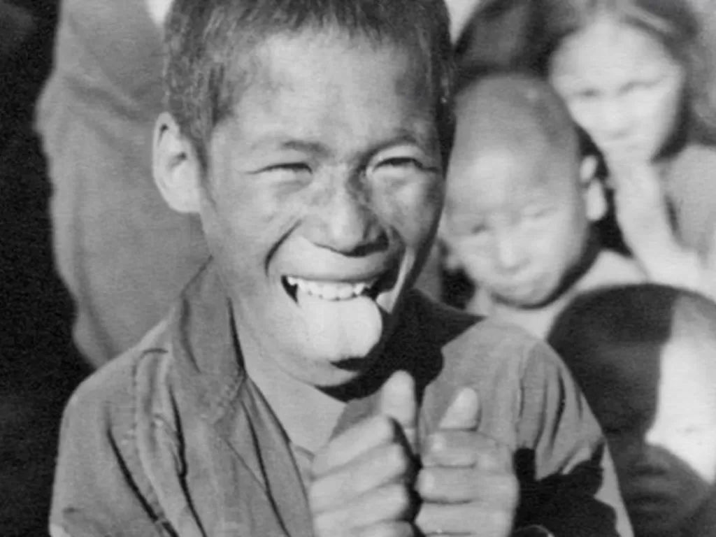 Ilustrasi bocah Tibet yang menjulurkan lidah saat menyapa orang lain. (Museum of Anthropolgy/Phoebe A. Hearst)