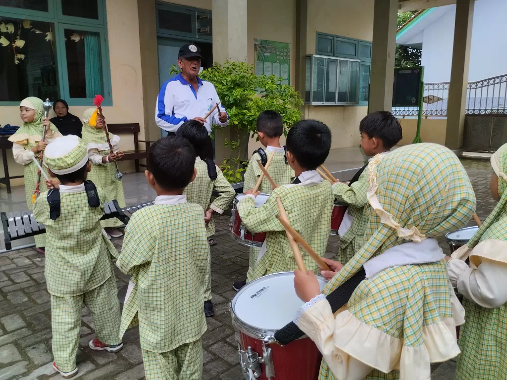 Imam Risfandi, lansia di Sumenep semangat melatih drumband bagi anak PAUD. (Z Creator/Deni Agustian)