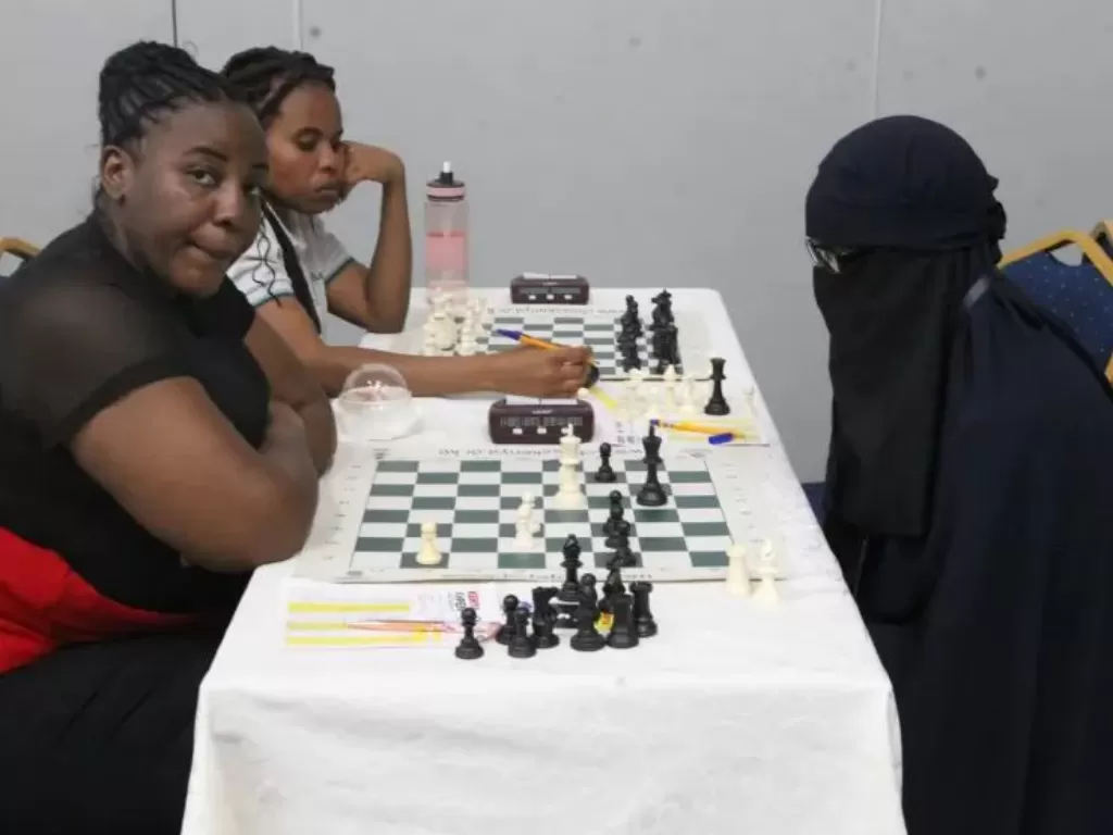 Pria nyamar pakai burka demi ikut turnamen catur wanita. (Dok. Chess Kenya)
