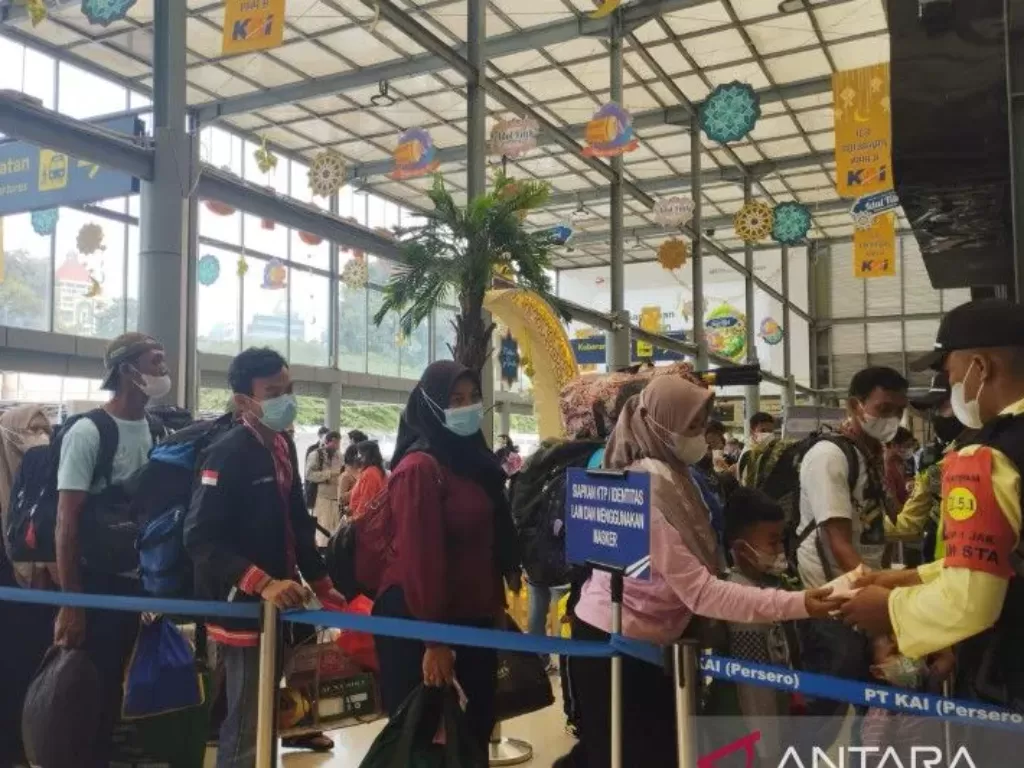 Para pemudik tengah mengantre untuk pemeriksaan tiket dan identitas oleh petugas di pintu masuk keberangkatan Stasiun Pasar Senen, Jakarta. (ANTARA/Rizka Khaerunnisa)