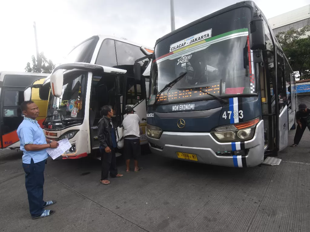 Pengelola Terminal Kampung Rambutan menyiapkan skema penambahan armada bus untuk mengantisipasi lonjakan penumpang di momen mudik Lebaran 2023. (ANTARA FOTO/Indrianto Eko Suwarso)