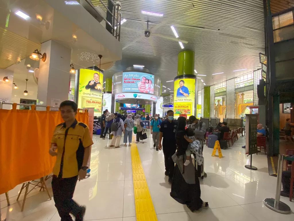 Suasana Stasiun Gambir jelang arus mudik Lebaran 2023. (INDOZONE/Razdkanya Ramadhanty)