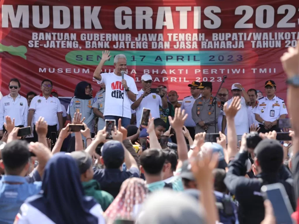 Gubernur Jawa Tengah Ganjar Pranowo lepas mudik gratis bagi warga Jateng di Jakarta. (Dok Ganjar)