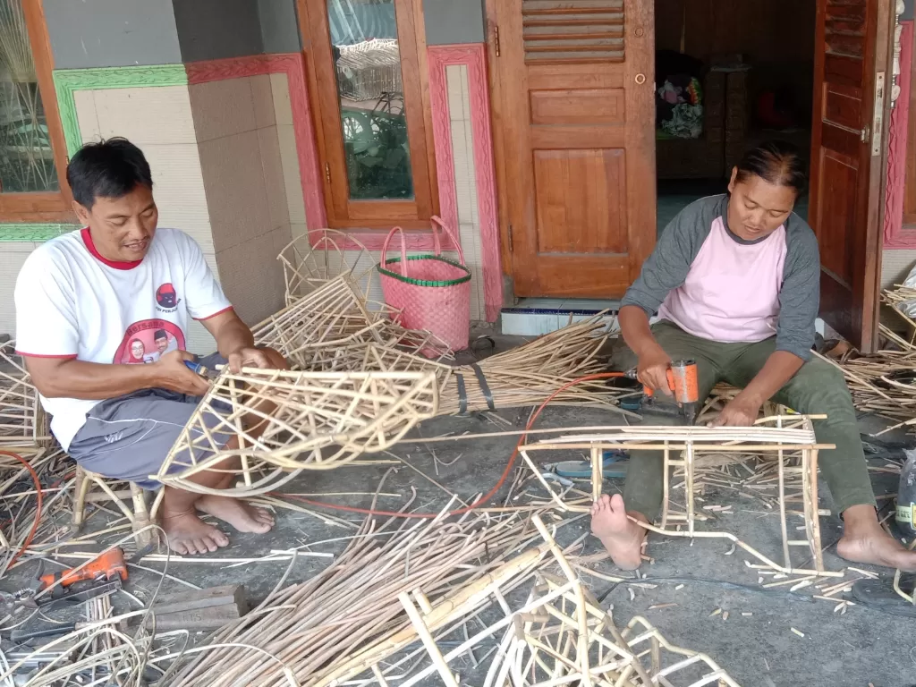 Perajin keranjang parcel lebaran di Desa Wisata Rotan Trangsan Kecamatan Gatak, Kabupaten Sukoharjo. (Z Creators/Ari Welianto)