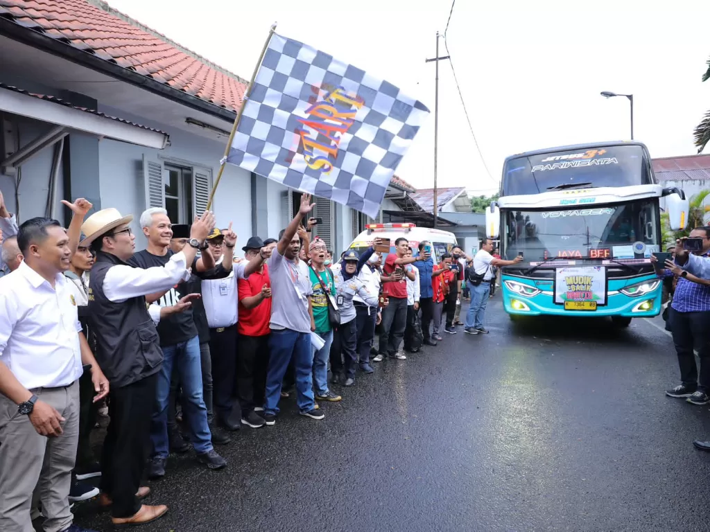 Ganjar Pranowo fasilitasi korban PHK dari Bandung ke Jateng. (Dok. Pemporv Jateng)